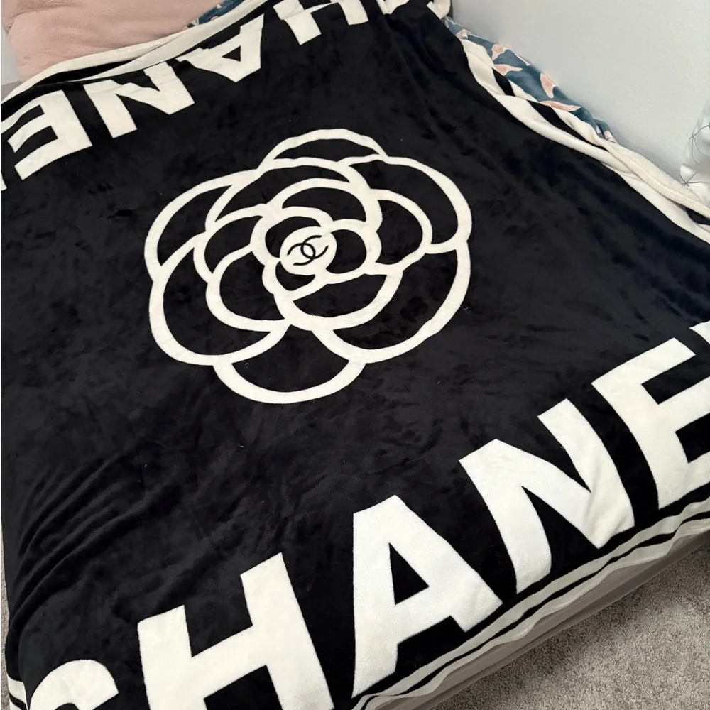 CHANEL Black and White camellia Blanket - Picture 5 of 8